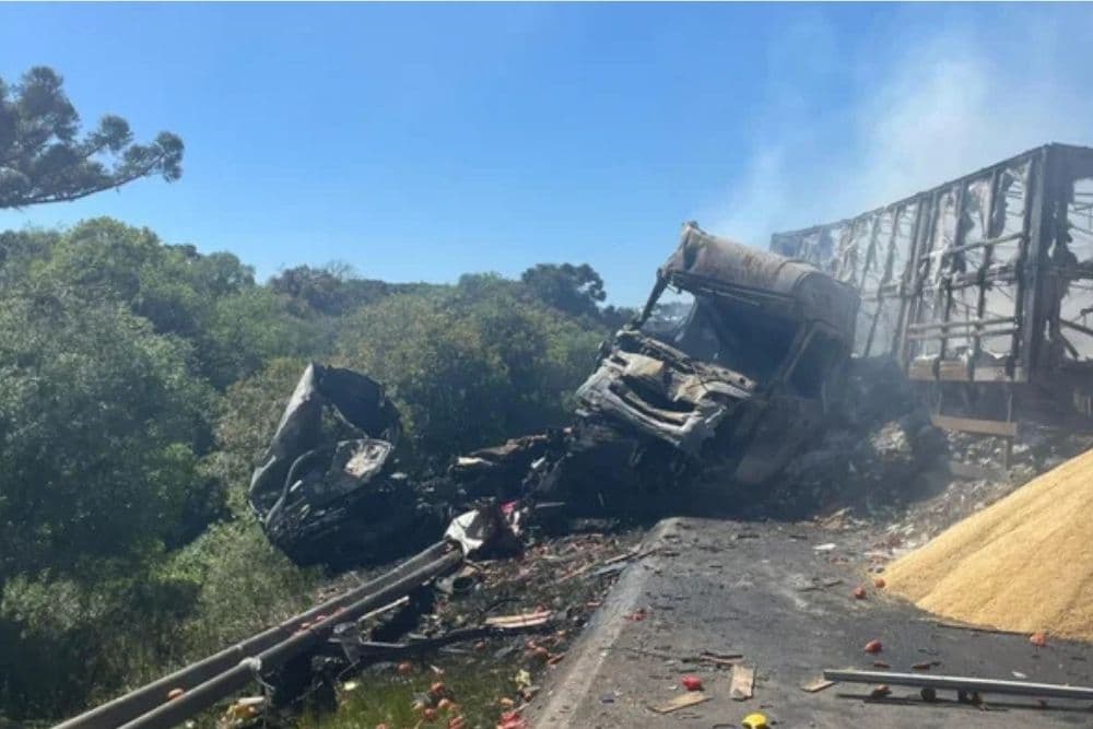 Identificados os dois motoristas que morreram após caminhões colidirem e pegarem fogo na BR-386