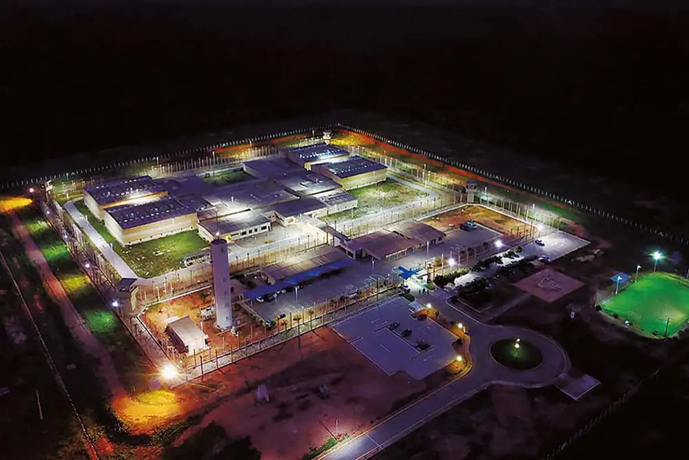 Dois detentos escapam de prisão de segurança máxima