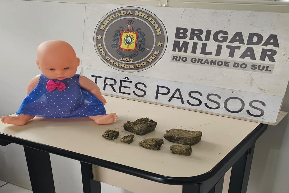 Brigada Militar prende mulher com droga dentro de uma boneca em Três Passos