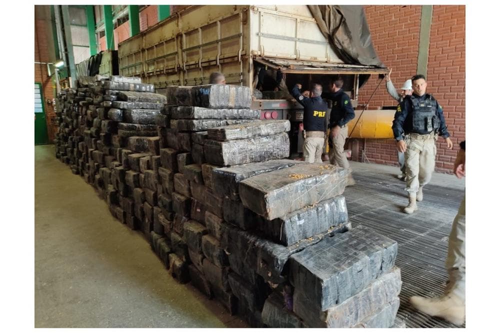 PRF apreende carreta com 6 toneladas de maconha escondida em carga de milho no RS