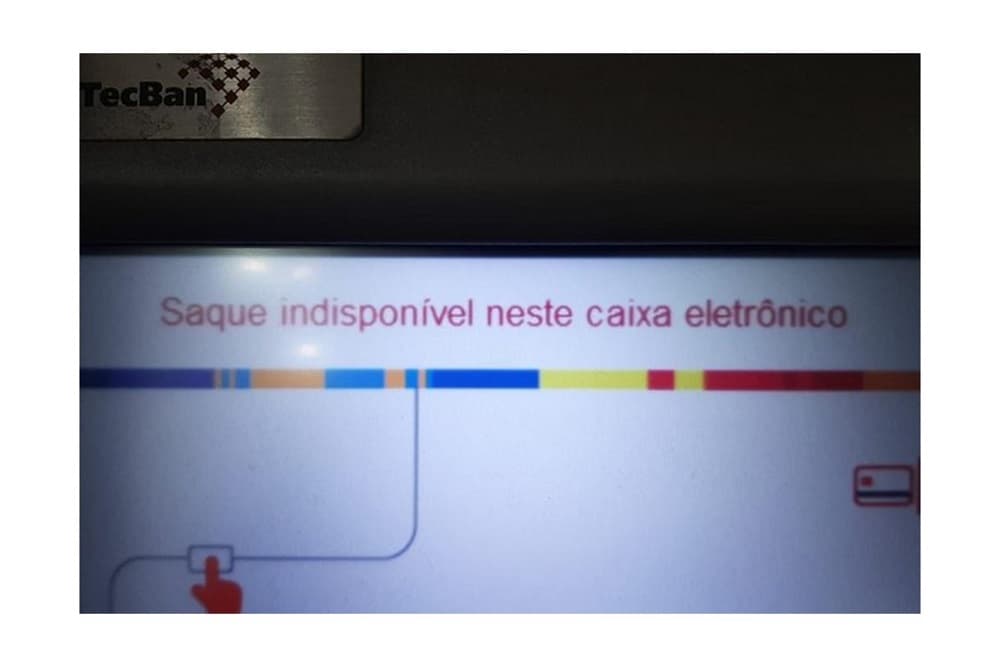 Caixas eletrônicos ficam sem dinheiro e bancos limitam saques no RS