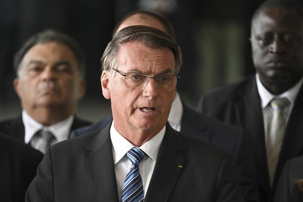 Em fala rápida, Bolsonaro promete cumprir a Constituição
