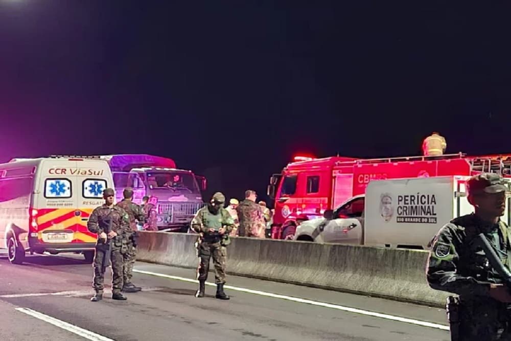 Acidente envolvendo caminhão do Exército deixa três mortos na BR-448