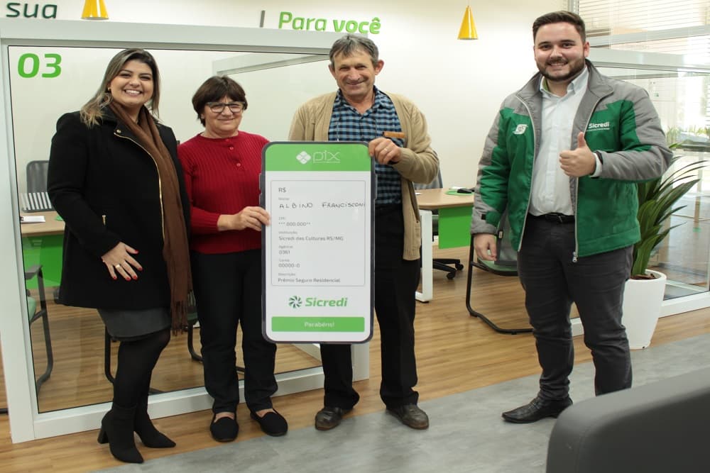 Sicredi entrega prêmio de seguro residencial a associado de Nova Ramada