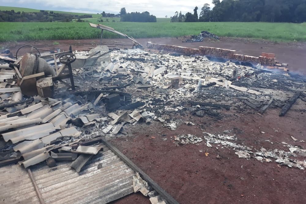 Incêndio consome galpão no interior de Santo Augusto
