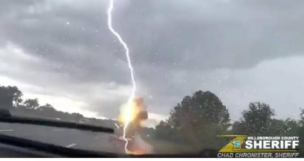 Vídeo registra raio atingindo camionete durante temporal