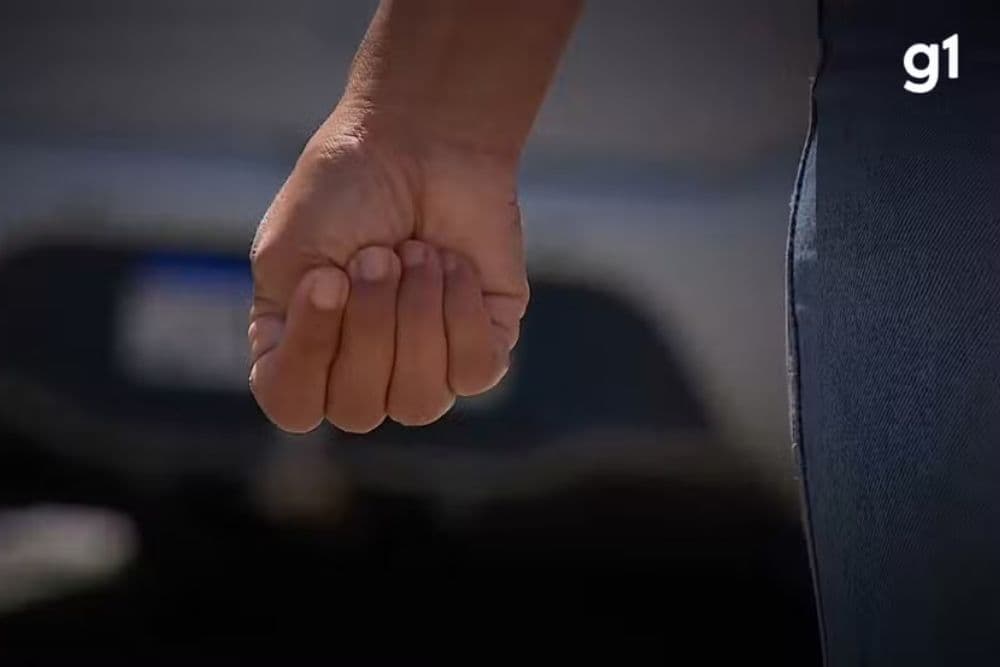 Vítima é resgatada pela polícia após pedir ajuda com sinal de socorro para mulheres no RS