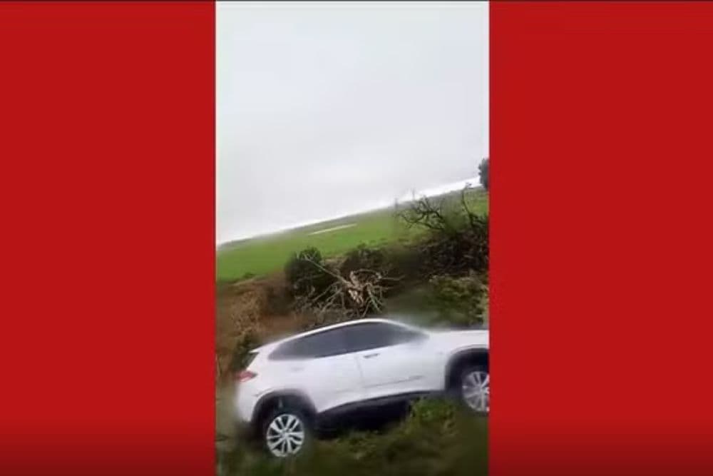 Ventos arremessam carro e causam transtornos no Sul do RS