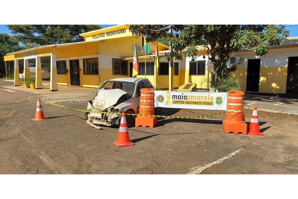 Exposição de carro acidentado chama atenção para o Maio Amarelo