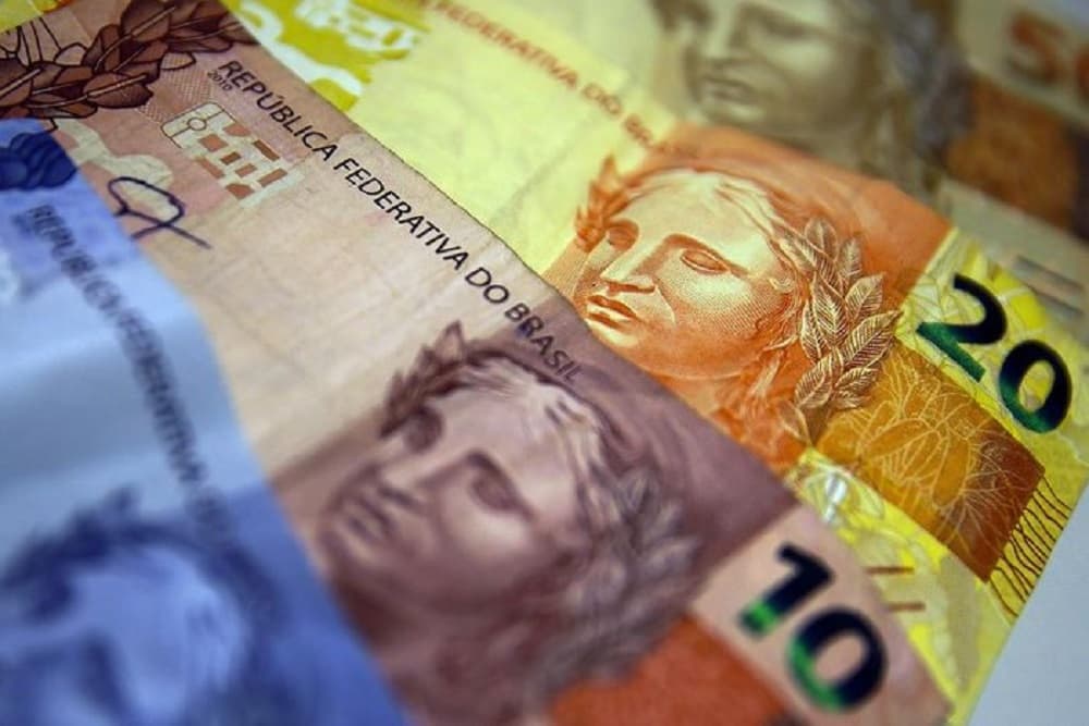 Lula assina decreto que eleva salário mínimo para R$ 1.518