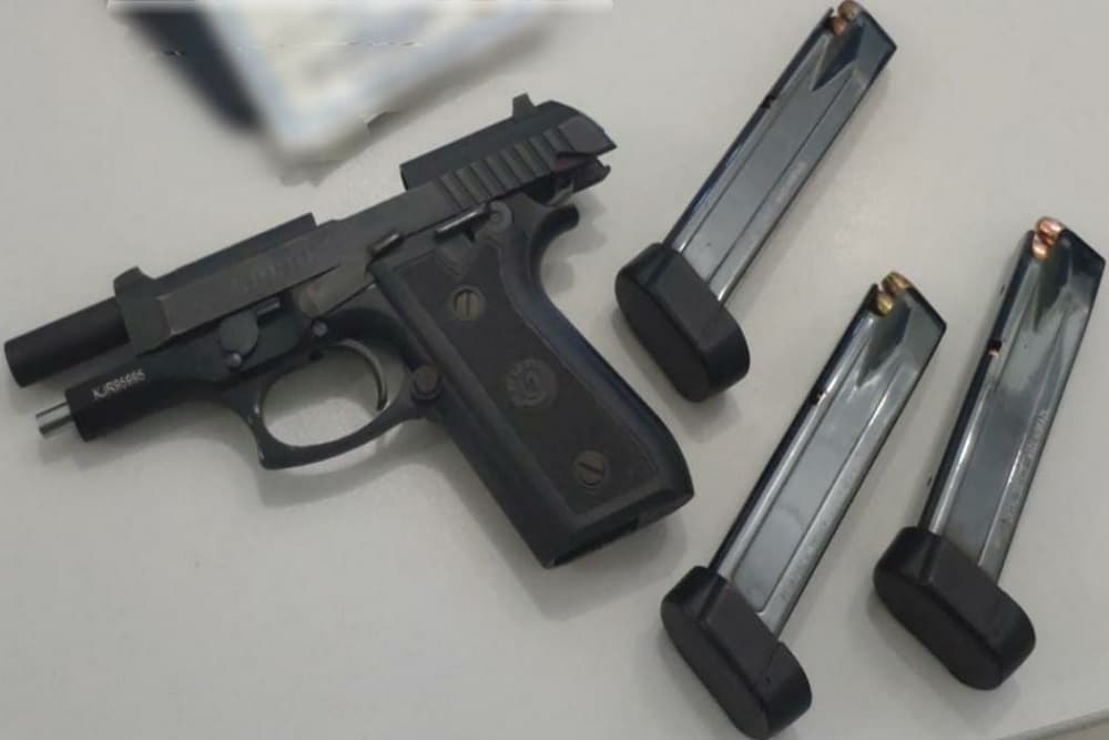 7° BPM apreende arma de fogo e prende homem por exercício irregular da profissão