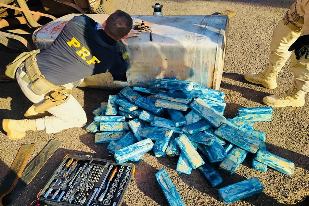 PRF apreende carreta com mais de meia tonelada de maconha nos tanques de combustível