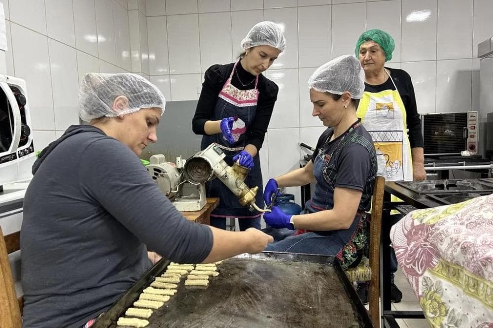 Grupo de mulheres de Pejuçara produz mais de 15 mil bolachas caseiras para doar aos desabrigados do RS