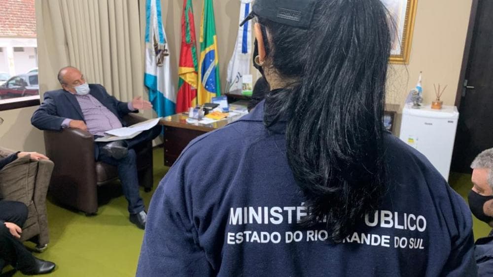 MP cumpre mandados de busca e apreensão em Prefeitura e residências para cessar crimes contra o Poder Público