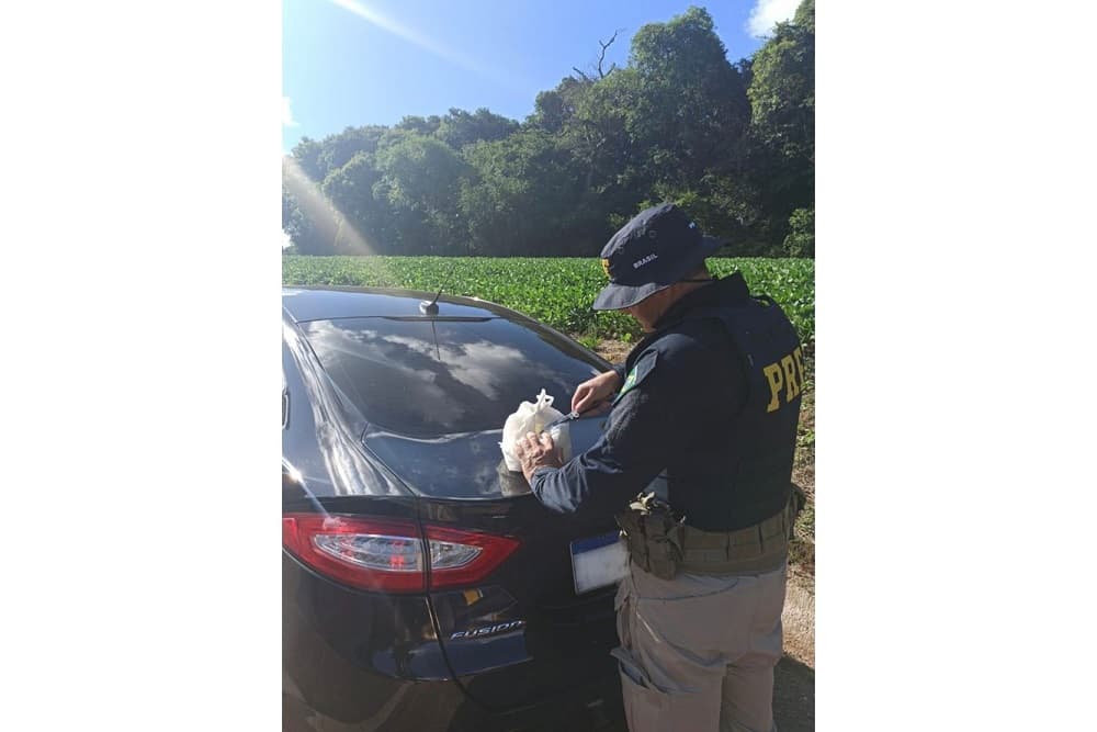 PRF prende traficante que tentou escapar jogando cocaína pela janela do carro