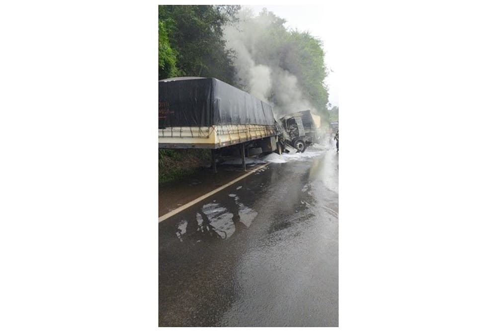 Após acidente, pai tenta retirar filho das chamas no Paraná