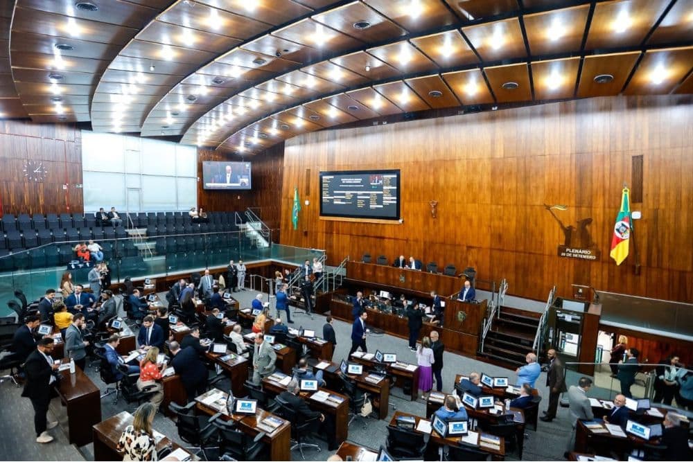 Deputados aprovam proposta que proíbe contratação de empréstimos por telefone por aposentados no RS