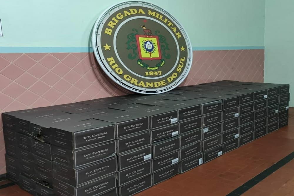 7º BPM apreende 1200 garrafas de bebidas estrangeiras avaliadas em 260 mil reais durante Operação Controle Brasil em Campo Novo