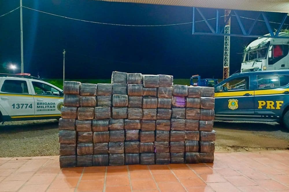 PRF apreende mais de 1000 quilos de maconha em caminhão