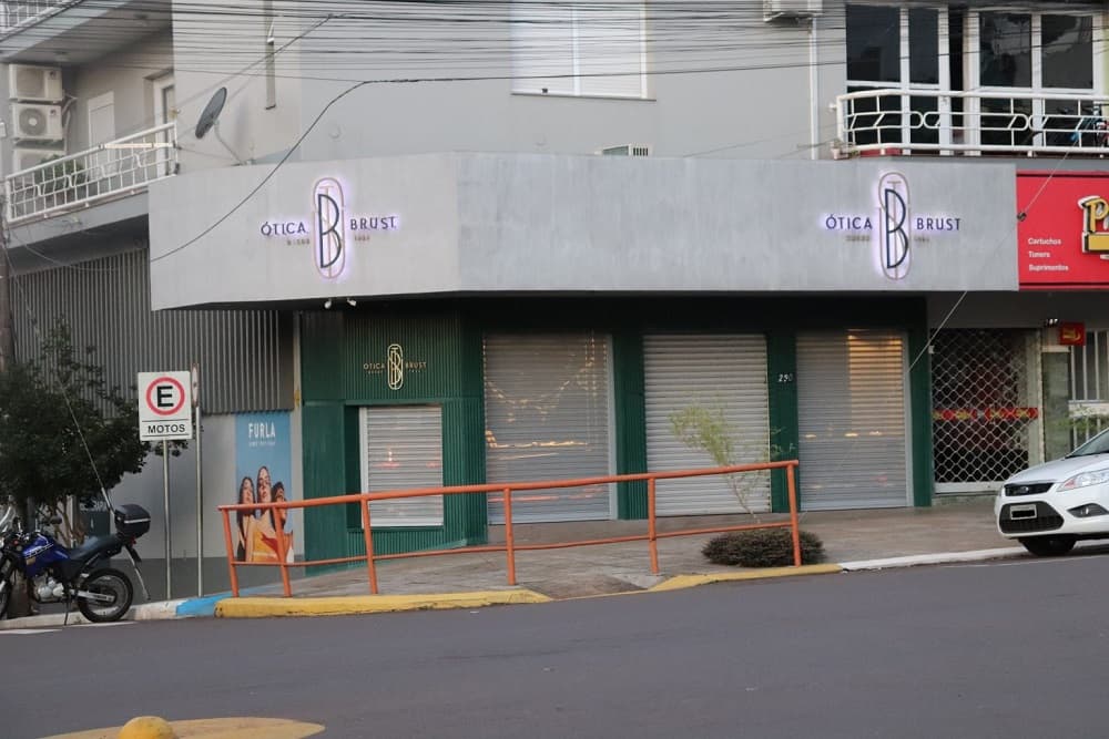 Ótica foi alvo de assaltantes no centro de Três Passos nesta terça-feira