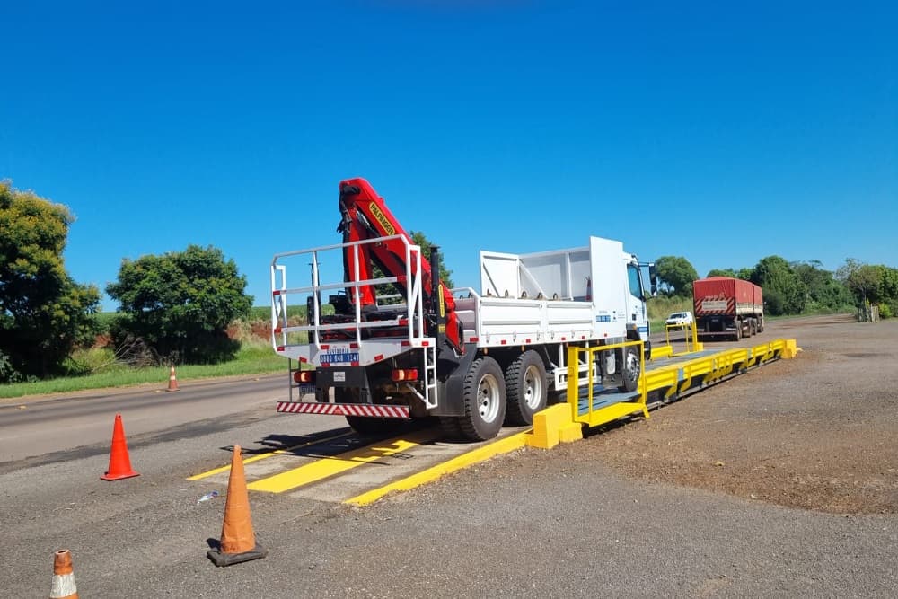 Balança para pesagem de veículos de carga volta a funcionar na ERS-342, em Cruz Alta