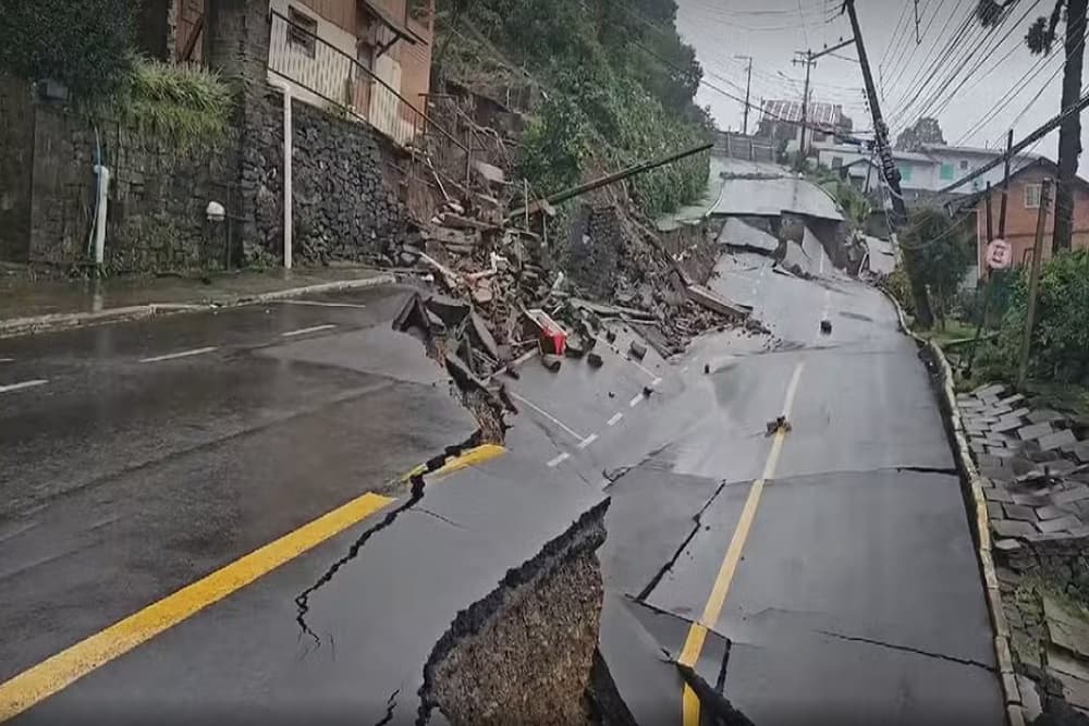 Temporais no RS: rua desmorona após chuva em Gramado