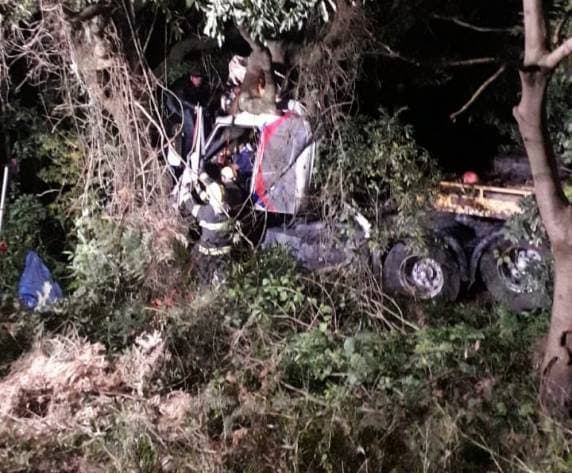 Caminhoneiro evita colisão frontal e sai da pista ficando preso as ferragens entre Passo Fundo e Ernestina
