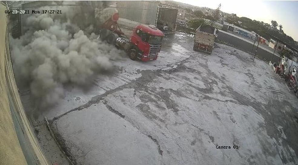 Vídeo| Tanque de carreta carregada com cimento explode