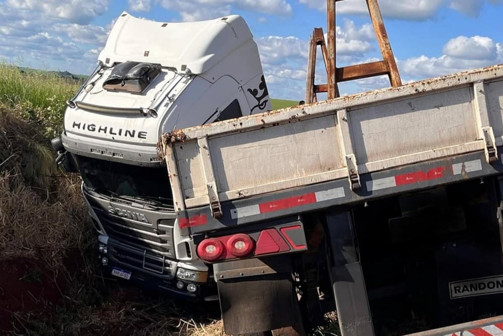 Carreta sai da pista na BR-468 em Coronel Bicaco