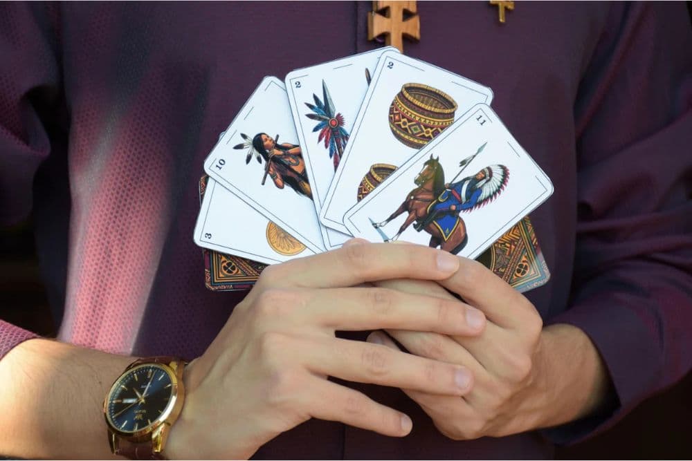 Truco Missioneiro: jovem de São Miguel das Missões cria baralho temático da cultura guarani