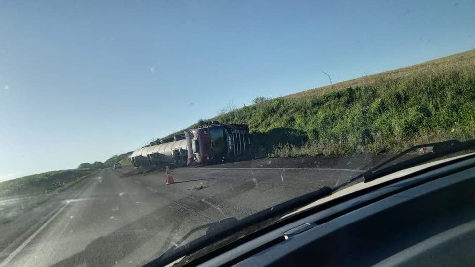 Carreta tomba na BR-468 entre Palmeira das Missões e Coronel Bicaco