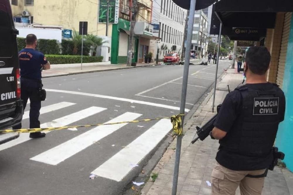 Quadrilha usou 10 carros, fuzis e explosivos em ataque na área central de Criciúma