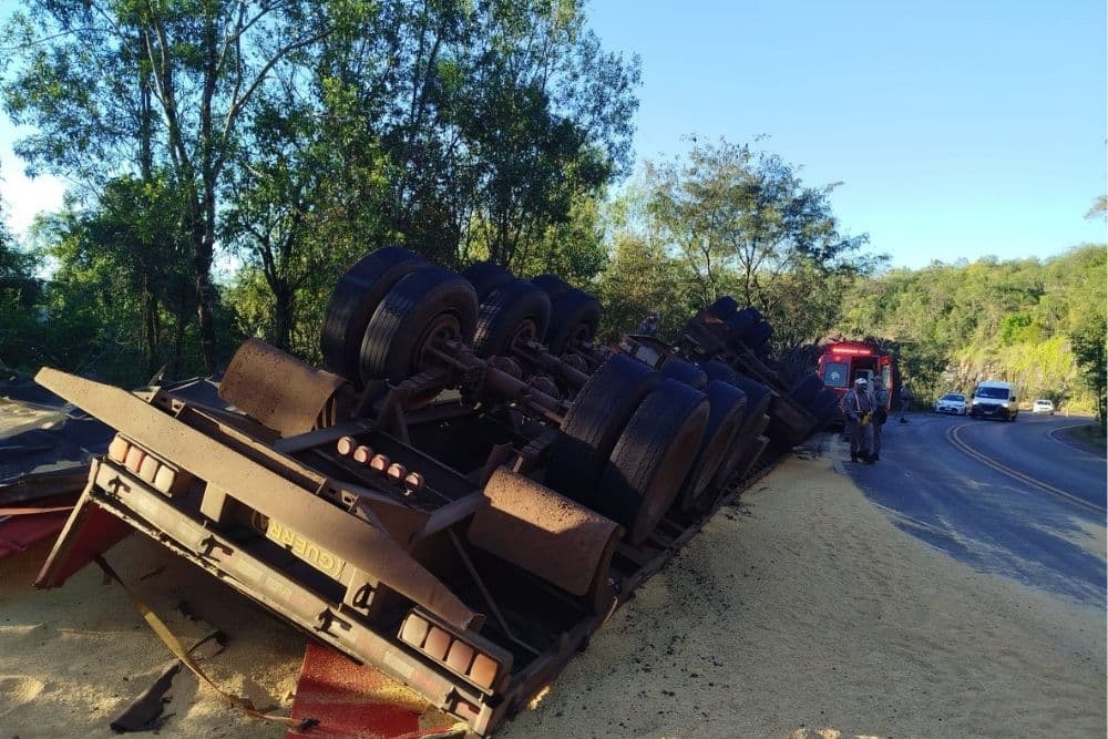Motorista morre em acidente envolvendo carro e caminhão na RSC-472 em Três Passos