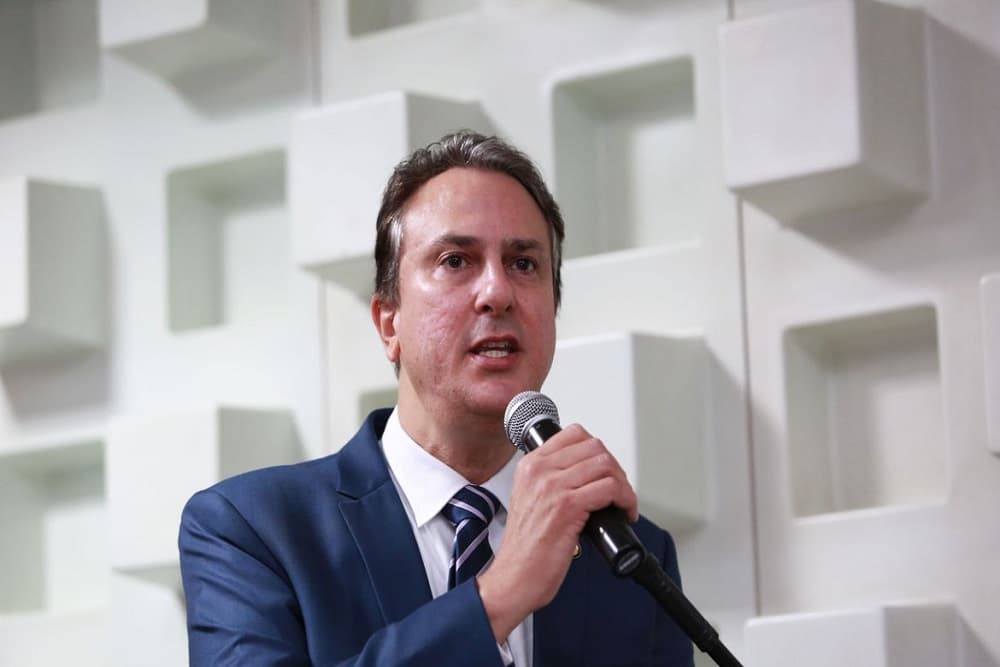 Ministro da Educação assina portaria com aumento do piso nacional dos professores