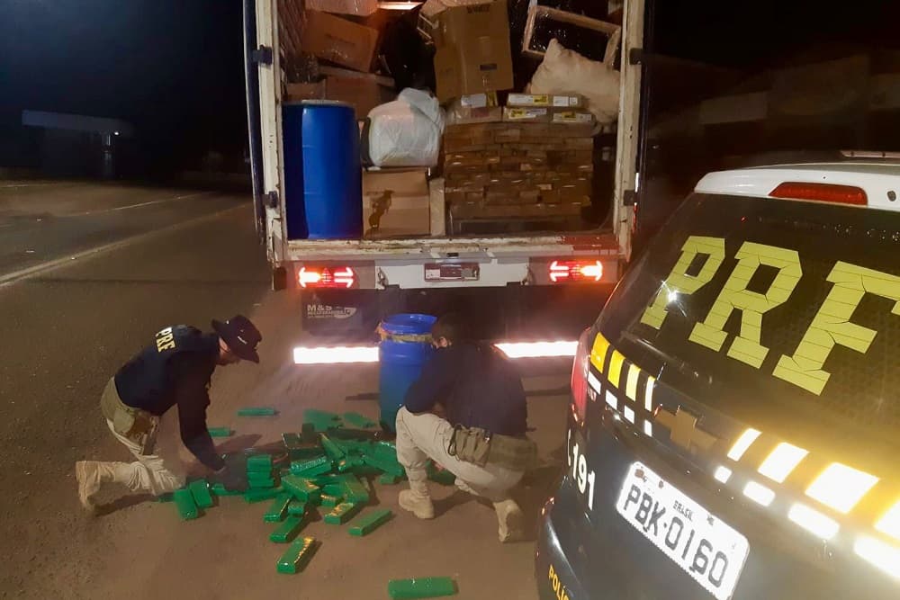 PRF apreende maconha escondida dentro de tonel com ácido