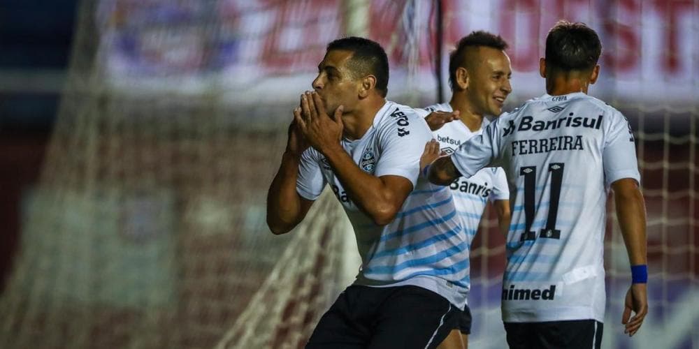 Diego Souza faz dois gols, e Grêmio vence Caxias por 2 a 1 no Centenário