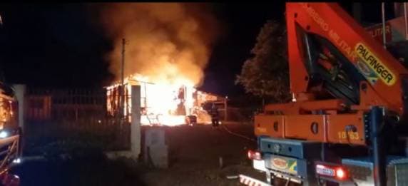 Incêndio consome residência em Carazinho