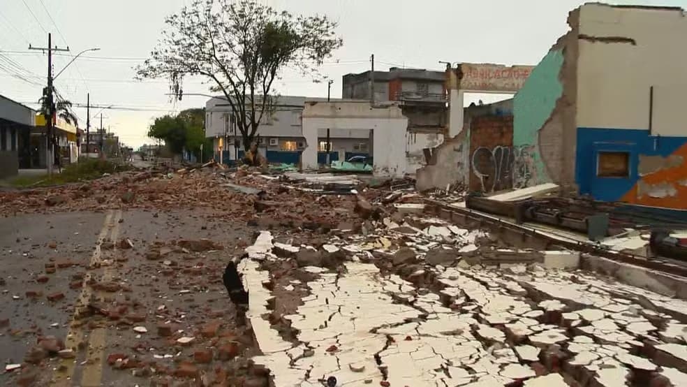 Prédio desaba com a força do vento em Pelotas; rajadas chegam a 115,8 km/h em cidades do RS