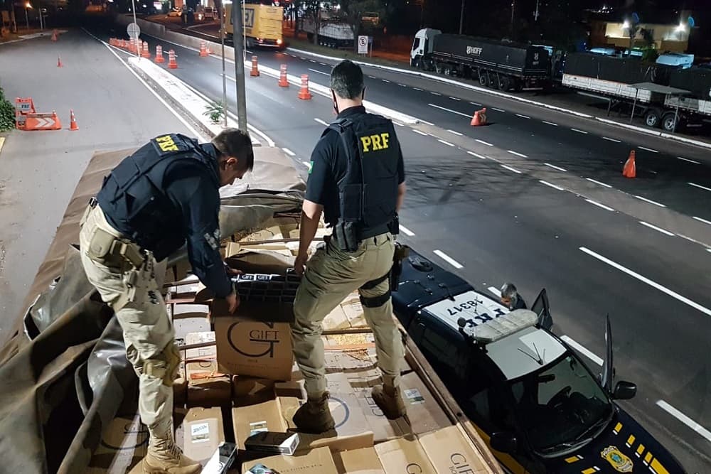 PRF apreende carreta com 750 mil reais em cigarros paraguaios em Passo Fundo