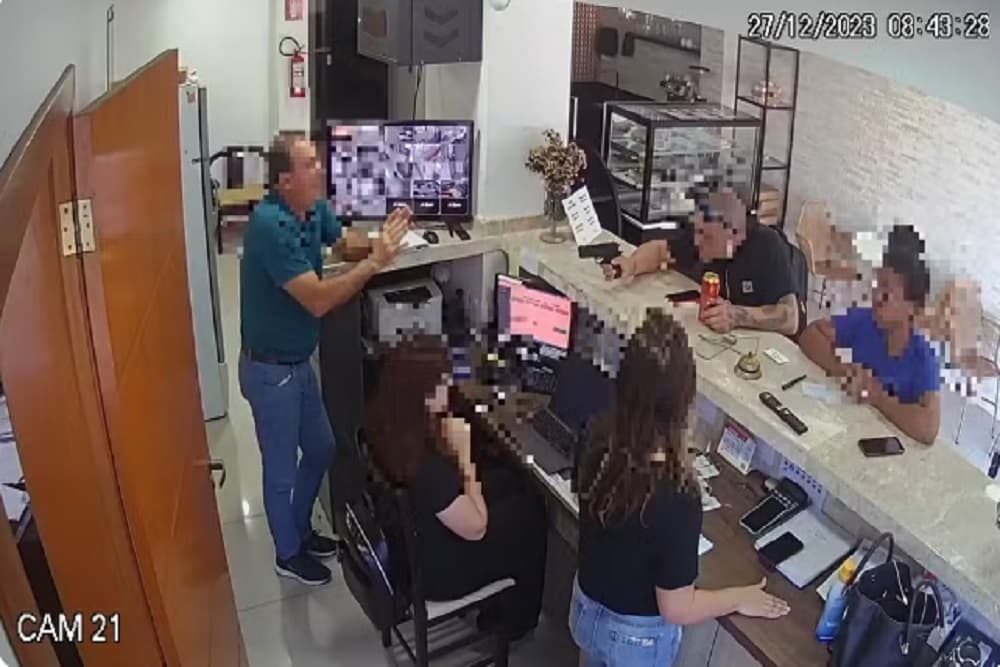 Assaltante bebe cerveja durante roubo com reféns em hotel, foge em carro de aplicativo e é preso pela polícia