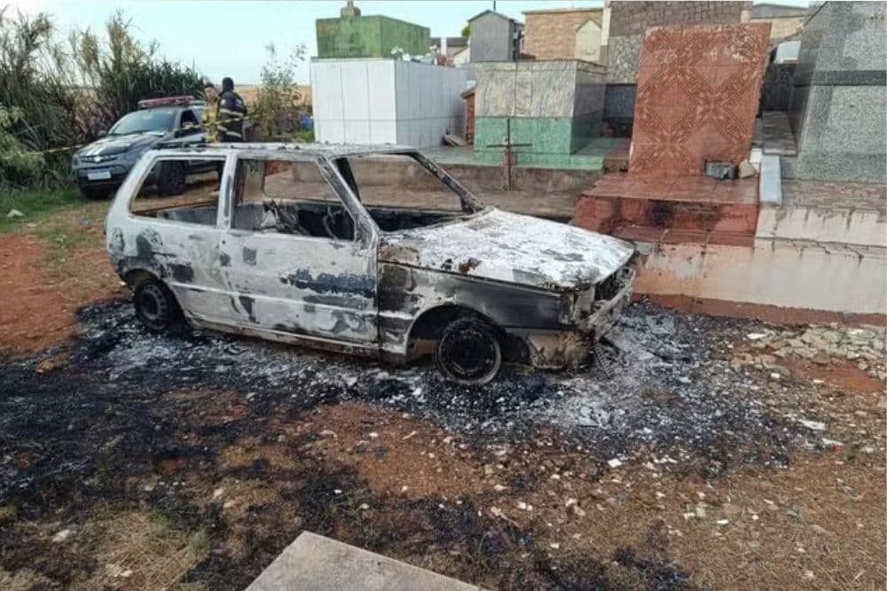 Corpo de mulher é encontrado carbonizado dentro de carro em cemitério de Palmeira das Missões