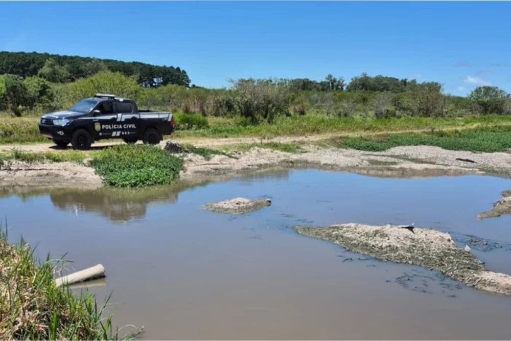 Pai é preso suspeito de matar o filho afogado em açude de Guaíba