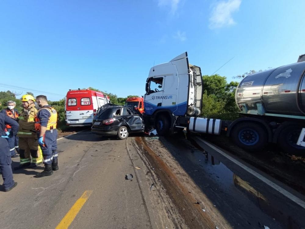 Grave acidente entre carro e caminhão deixa quatro mortos em Passo Fundo