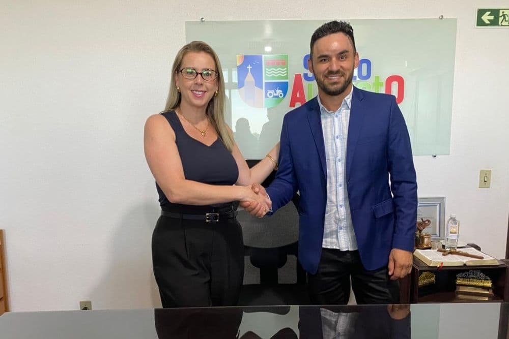 Prefeita Lilian Depiere transmite cargo ao presidente da Câmara, Maurício Duarte