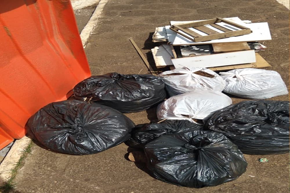 Atenção para o descarte de lixos ou entulhos ao longo da Avenida do Comércio