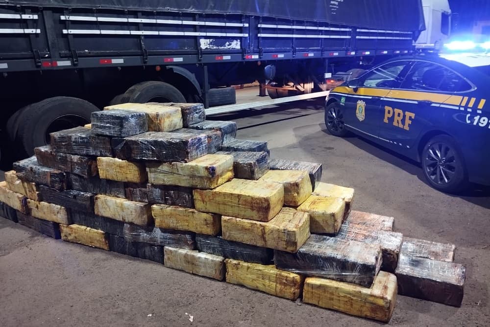 PRF apreende carreta com mais de uma tonelada de maconha em Sarandi