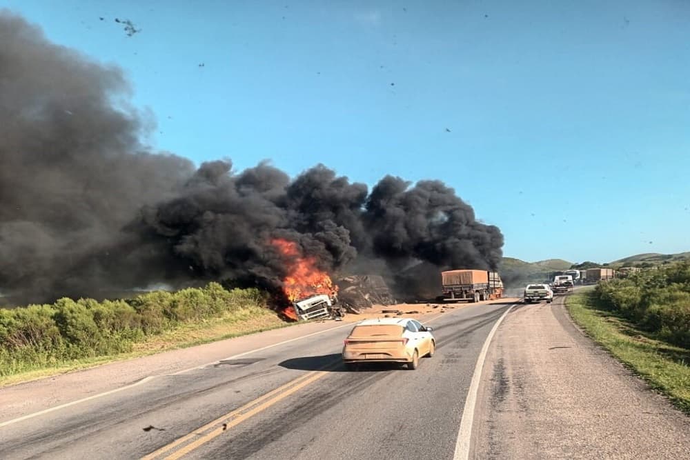 Grave acidente envolvendo carreta emplacada em Três Passos deixa duas pessoas mortas