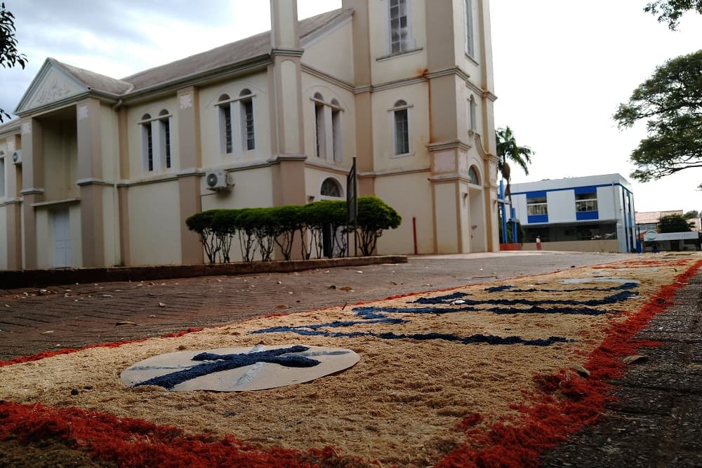 Católicos celebram Corpus Christi com confecção de tapetes em Santo Augusto