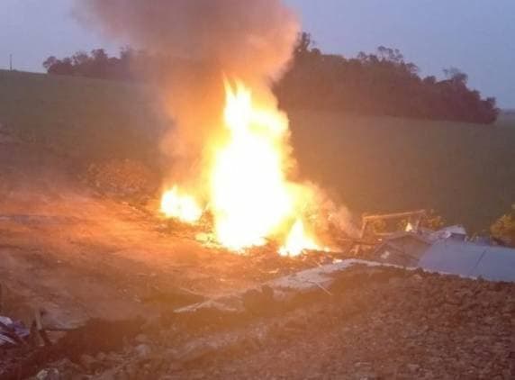 Corpo de Bombeiros combate incêndio em sucata, em São Martinho
