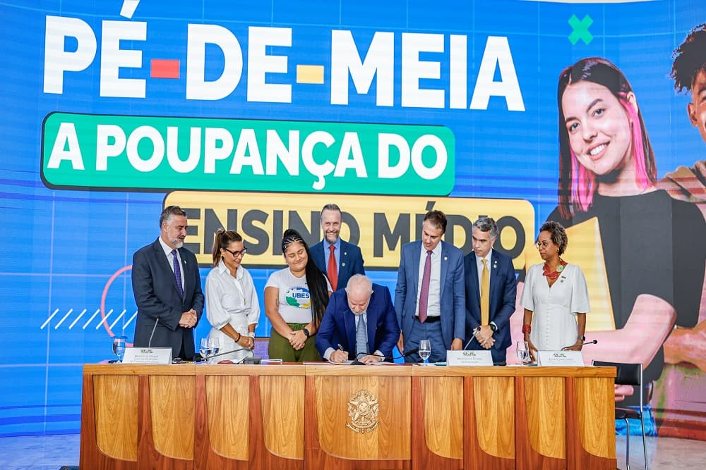 Ensino médio: Pé-de-Meia dará R$ 2 mil por ano a alunos de baixa renda